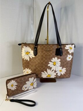 Coach Signature Daisy Print Gallery Tote Bag & Matching Wallet-CZ589